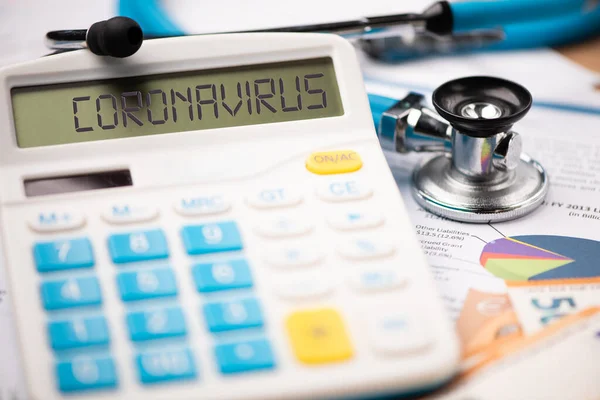 Koronavirová Epidemie Její Finanční Důsledky Kalkulačka Slovem Coronavirus Close — Stock fotografie