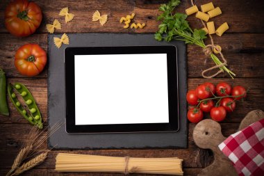 Beyaz tablet, fotokopi alanı ve İtalyan makarnası pişirmek için kullanılan malzemeler. 
