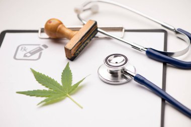 Steteskoplu tıbbi marihuana reçetesi. Yakın çekim.. 