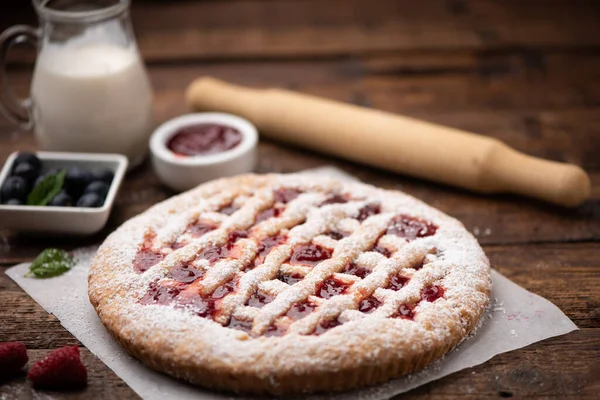 Zelfgemaakte Aardbeientaart Houten Tafel Close — Stockfoto