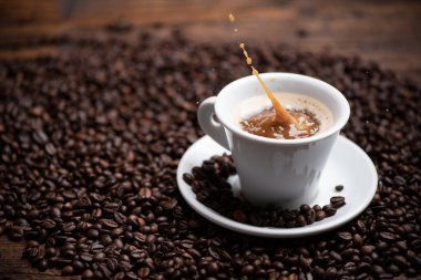 Kahve damlaları sütlü kahve damlaları, yüksek hız, yakın çekim.