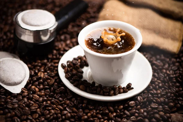 Druppels Koffie Spatten Een Koffiemelk Hoge Snelheid Close — Stockfoto