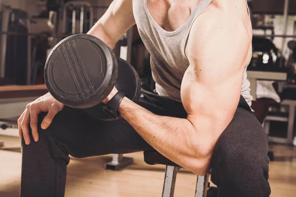 Homem Musculoso Trabalhando Ginásio Fazendo Exercícios Com Halteres Bíceps Imagem — Fotografia de Stock