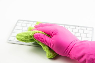 Klavyeyi mikro fiber kumaşla temizliyorum.