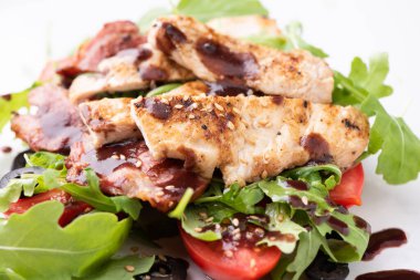 Roka, domuz pastırması ve domatesli tavuk salatası.