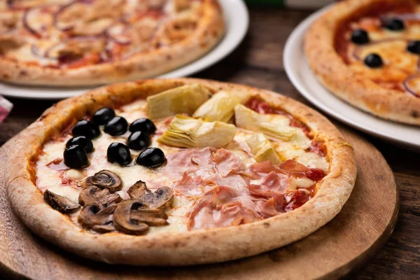 Pizza Dört Mevsim Ahşap masada Yakın çekim