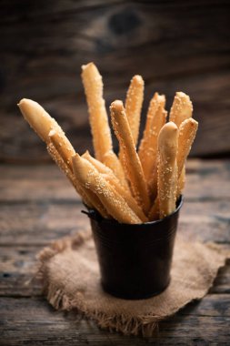 Lezzetli taze pişirilmiş sopa ekmeği yakın mesafeden yemeye hazır.