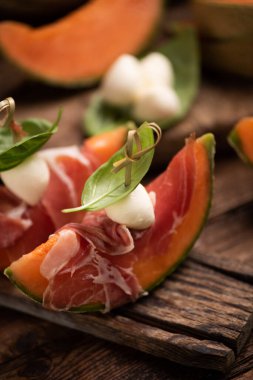 Parma jambonlu, fesleğenli ve vişneli tatlı su kavununu kapat.