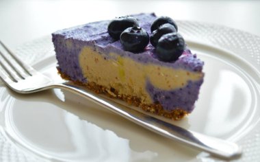 Kaju fıstığı yulaf ezmesi kek, krepteki vegan pastadan bir parça