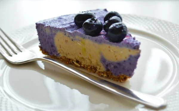 Kaju fıstığı yulaf ezmesi kek, krepteki vegan pastadan bir parça