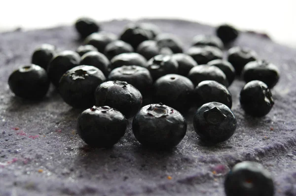 Yulaf ezmesi Blueberry vegan pasta üzerinde dondurulmuş yaban mersini