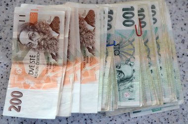 Çek para taç masada