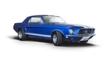 Klasik Ford Mustang üzerinde beyaz izole