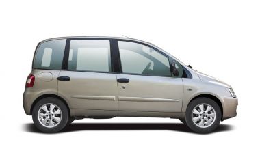 Beyaz izole fiat Multipla yan görünüm