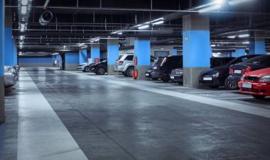 Mavi sütun, Selanik, Yunanistan, 25 Haziran 2017 otopark underground