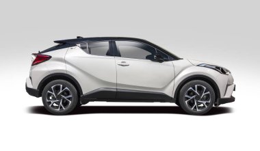 Beyaz Toyota C-Hr Suv araba yan görünüm üzerinde beyaz izole