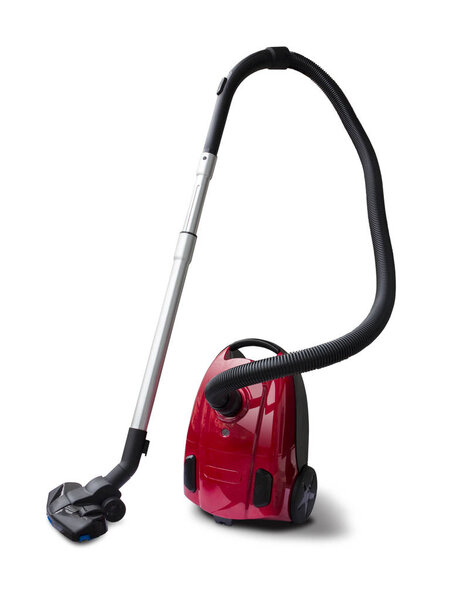 Красный вакуумный очиститель изолирован на белом
