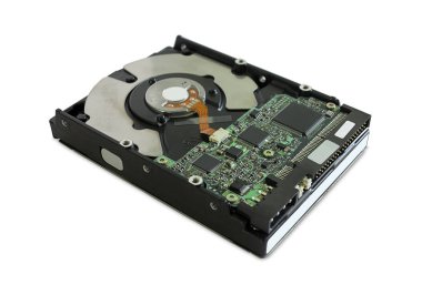 Beyaz arka plan üzerinde izole açık sabit disk