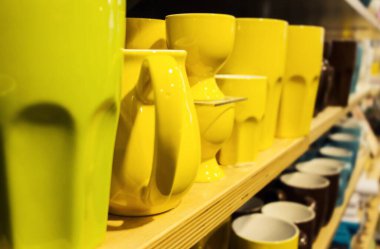 Rafta sarı bardaklar