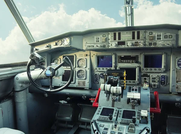 Flugzeugcockpit Und Bewölkter Himmel — Stockfoto