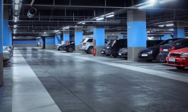 Mavi sütunlu yeraltı otoparkı