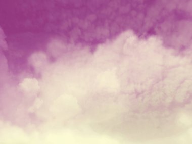 Arka planda bulutlar olan mavi gökyüzü