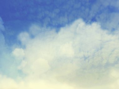 Arka planda bulutlar olan mavi gökyüzü