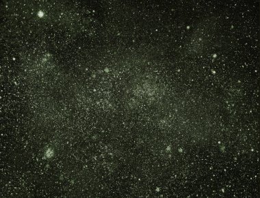 Arkaplanda yıldızlar olan gece göğü