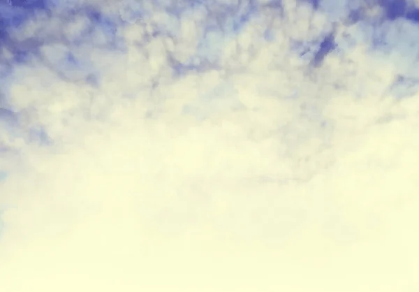 Błękitne niebo z chmurami jako tłem — Zdjęcie stockowe