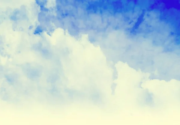 Céu azul com nuvens como fundo — Fotografia de Stock