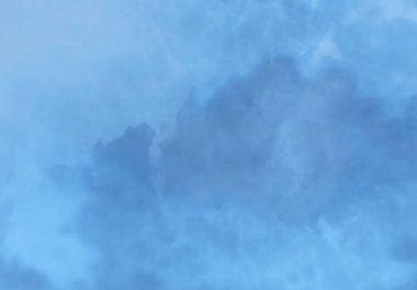 Arka planda bulutlar olan mavi gökyüzü