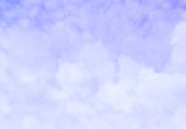 Arka planda bulutlar olan mavi gökyüzü