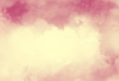 Arka planda bulutlar olan mavi gökyüzü