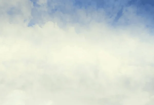 Cielo azul con nubes como fondo — Foto de Stock