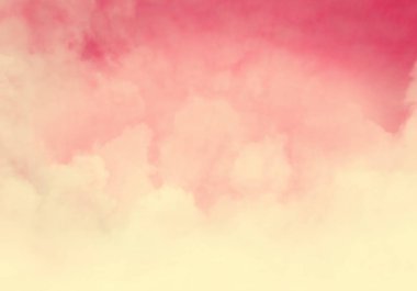 Arka planda bulutlar olan mavi gökyüzü