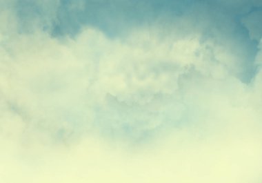 Arka planda bulutlar olan mavi gökyüzü