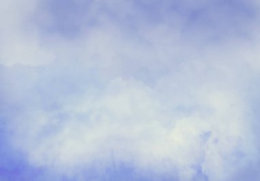 Arka planda bulutlar olan mavi gökyüzü