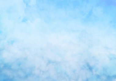 Arka planda bulutlar olan mavi gökyüzü