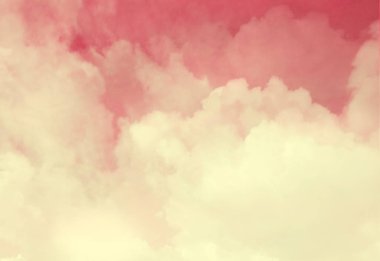 Arka planda bulutlar olan mavi gökyüzü