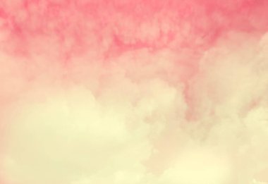 Arka planda bulutlar olan mavi gökyüzü