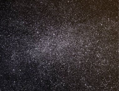 Arkaplanda yıldızlar olan gece göğü