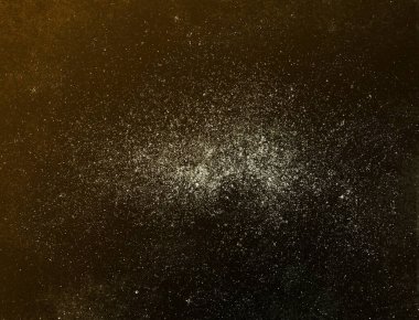 Arkaplanda yıldızlar olan gece göğü