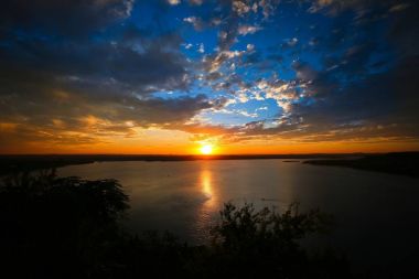 Gölün kenarında gün batımı