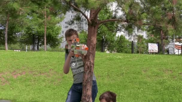 Çocukların Savaşı'nda oynuyor. Yeşil çimenlerin üzerinde oyun. Yaz tatili. — Stok video