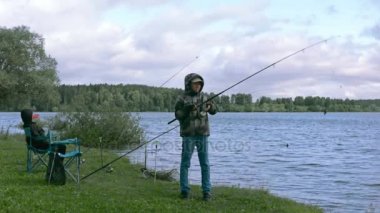 Çocuklara Balık tutma. Göl kenarında dinlenmek