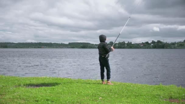 Gyerekek a horgászat. A tó többi — Stock videók