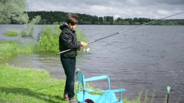 Çocuklara Balık tutma. Göl kenarında dinlenmek — Stok video