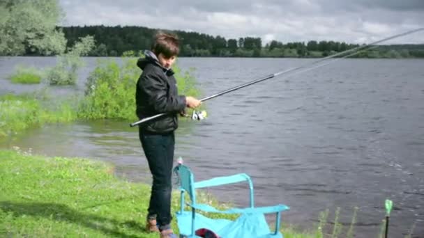 Niños en la pesca. Descanse en el lago — Vídeos de Stock