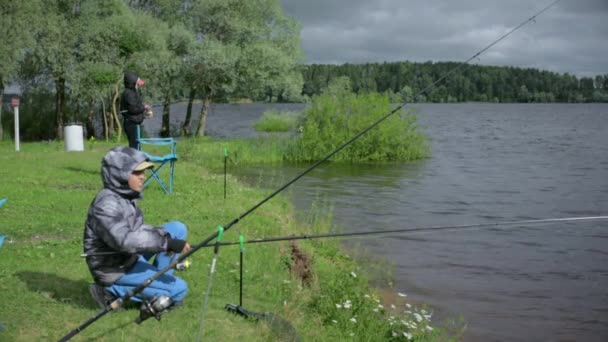 Niños en la pesca. Descanse en el lago — Vídeos de Stock