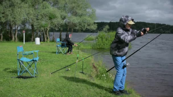 Bambini a pesca. Riposo sul lago — Video Stock